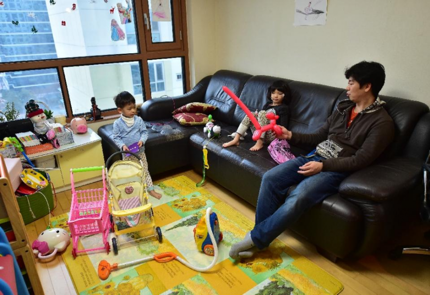 Evde Çocuk Bakan Koreli Baba Sayısında Rekor Artış