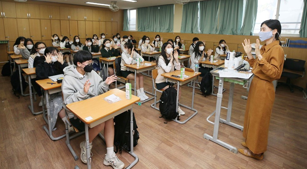 Koreliler Aşıya Güvenmiyor, Öğrenciler Normal Eğitim İstiyor - Kore Gazisi